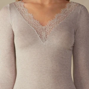 Intimissimi tröja med spets  - Jättesöt och bekväm i bra skick förutom ett litet hål i bröstet 💕privat för egna bilder 