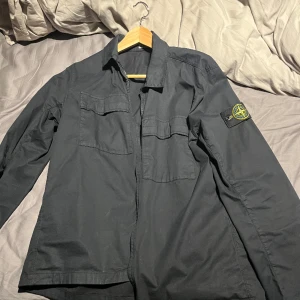 Stone island - Säljer nu min stone island overshirt så den inte kommer till nån användning löngre. Väldigt bra nu på våren och sommaren. Cond 10/10 