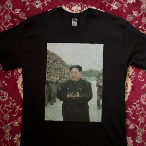 Kim Jong Un x Bloods - T-shirt med ett tryck av Kim Jong Un som slänger upp det ”The Bloods” gängtecken.