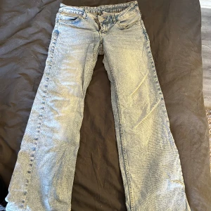 Lågmidjade jeans  - Lågmidjade utsvängda jeans 