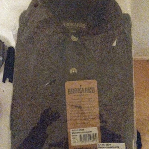 Brokared mollskinnsskjorta - Ny i förpackning  Storlek L Nypris 500