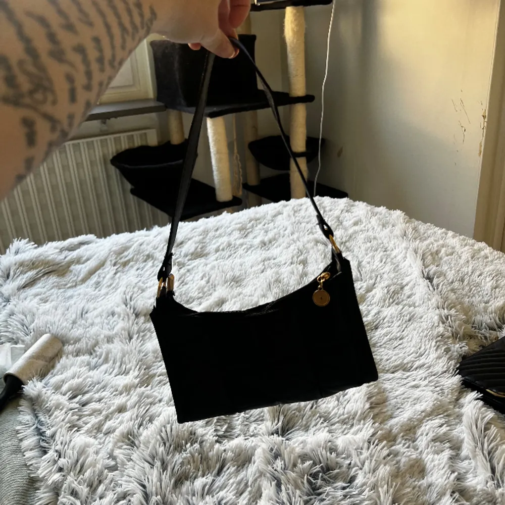 En fin svart liten väska ifrån shein. Den är aldrig använd och är i nyskick💗. Väskor.