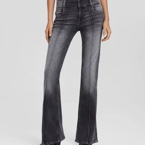 Low waiste jeans  - Jag säljer mina sjukt coola low waist jeans från Bershka! Använt en gång och är så gott som nya, tvvärr sitter dem lite konstigt på mig!  (Kontakta mig vid fler bilder!)