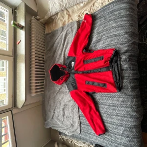 The North Face Fleece jacka - Passar mig som är 180 En knapp har gått av men det går enkelt att laga 