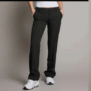 jätte fina kostym byxor💞 - säljer nu dessa populära lågmidjade kostymbyxor från bik bok, de har en liten defekt som syns på bild 2 men inget man tänker på 💞💞