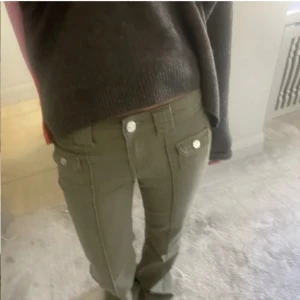 Hm gröna jeans - Säljer vidare mina skit snygga gröna jeans från hm då det tyvärr var för stora (köpta här på plick)❣️skriv vid frågor annars är det bara till att använda funktionen ”köp nu”