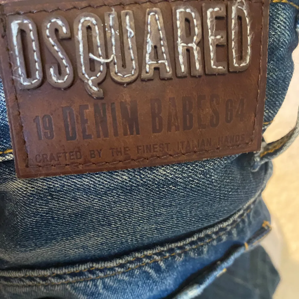 Ett par dsquared jeans i topp skick utan defekter ( skick 10/10) den har en skit snygg tvätt och design men säljer för att dom inte ritkigt är min storlek. Jeans & Byxor.