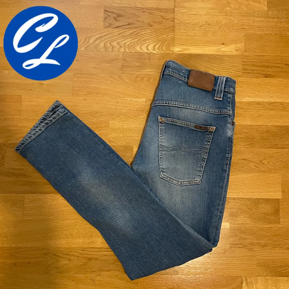 Hej! Nu säljer vi dessa riktigt snygga Nudie Jeansen. Jeansen är i gott skick utan några defekter alls. Blå färg. Storlek 31/32. Retail ligger på ca 1500. Tveka inte att höra av dig vid minsta fråga eller fundering!👍. Jeans & Byxor.