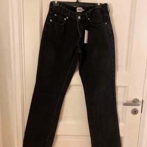 Fina jeans som aldrig är använda med prislappen kvar!  Populära modellen (ICON)