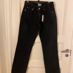 Fina jeans som aldrig är använda med prislappen kvar!  Populära modellen (ICON)