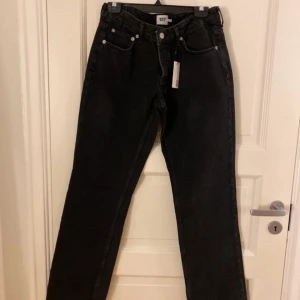 Jeans (ICON) - Fina jeans som aldrig är använda med prislappen kvar!  Populära modellen (ICON)