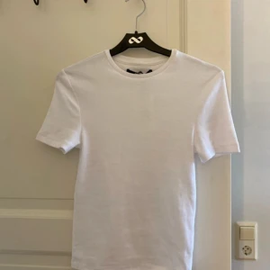 Vit t-shirt - Oanvänd med prislappen kvar!