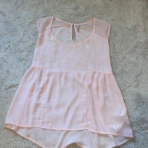 Blus - Hej! Säljer denna jättefina blus från Hm. Säljer den pågrund av att den är för stor💕