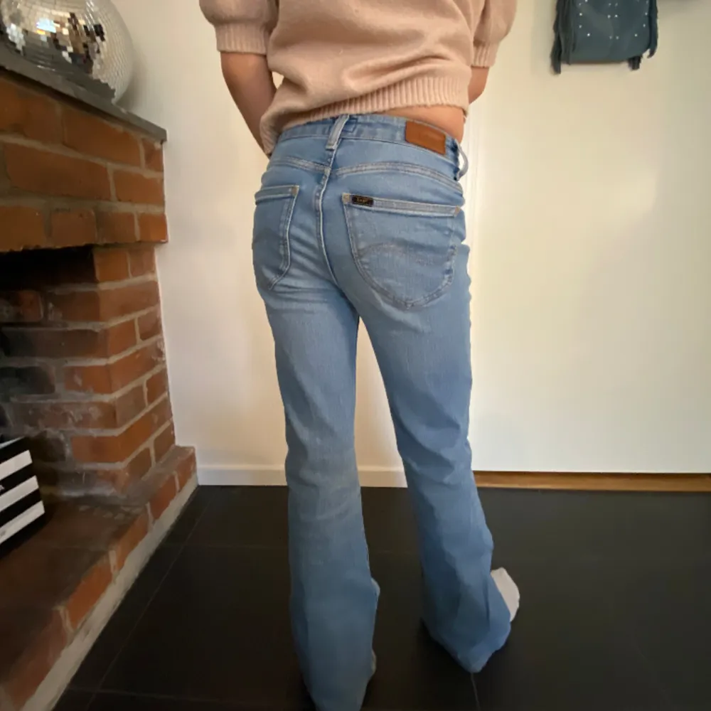 Säljer mina ljusblå bootcut Lee jeans som tyvärr blivit försmå, jätte bra skick och passar XSS-XS 147-152❤️köpta för 1300kr säljer för 550kr, skriv för fler bilder!!💕💕. Jeans & Byxor.