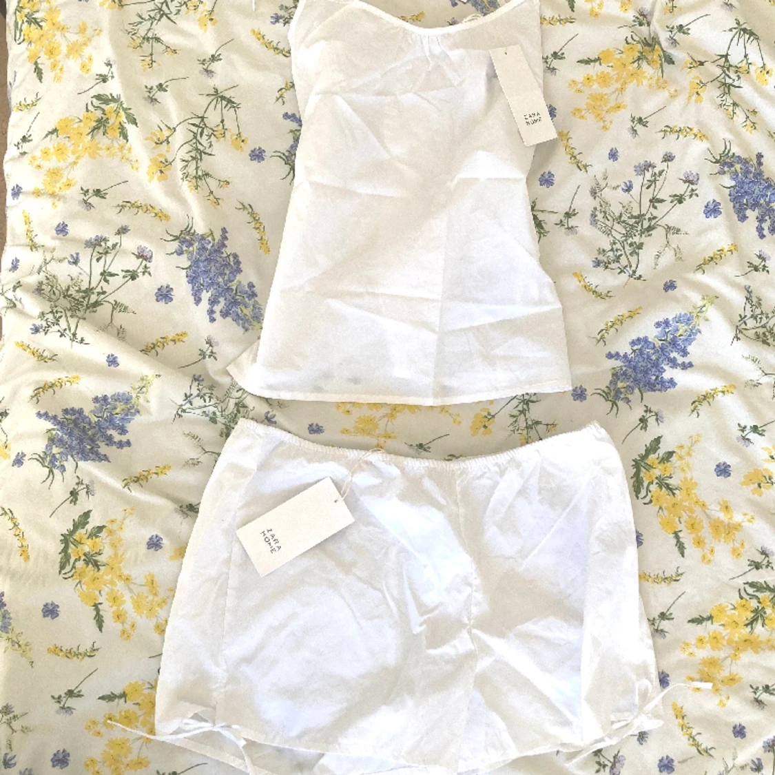 Somrigt pyjamasset med rosetter đ