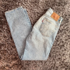 Levis 501 - Säljer dessa Levi’s 501 få dem är alldeles för stora och inte kommer till användning, kvitto från Levi’s Stockholm och lappar finns.  Kom privat för mer info/bilder