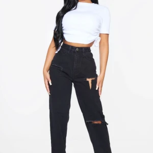 Ripped jeans split - Svarta washed out jeans med hål och split vid vaderna. Frakt tilläggs senare!