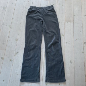 Velour byxor - Väldigt sköna byxor i velour från Gina tricot