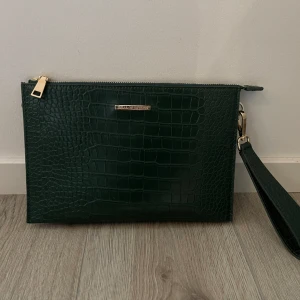 Handbag Ideal of Sweden - ”Tidlös, modern, lyxig, elegant design” - Tillverkad i premium Saffiano PU - Mått 26x18x2cm - Avtagbart handtag (16cm)” - Splitterny utan prislapp (Nypris 699:-) Sale på Ideal of Sweden nu 349:-  | Säljes av mig för 180:-
