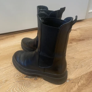 Tamaris kängor  - Svarta kängor med högre sula, nypris 999kr så säljer för 300kr + frakt.