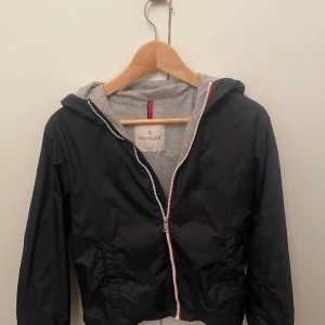 Moncler Windbreaker - Säljer nu denna sjukt snygga jacka, Jackan är perfekt inför våren. Jackan har inga defekter men har varit använd ibland. Jackan är köpt på Farfetch så garanterat äkta. Sorry för att sissta bilden blev upp och ner för bättre bild kom dm🙌