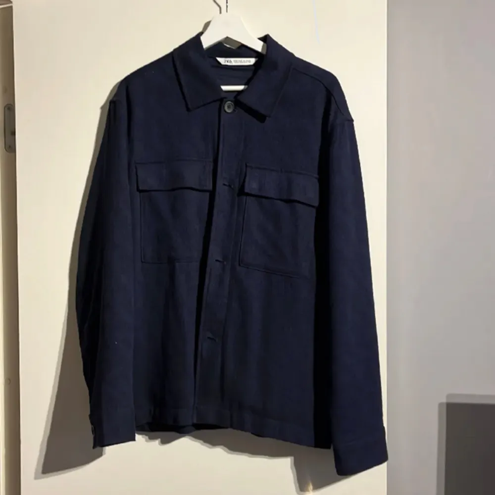 Zara overshirt, haft den ett litet tag men bestämde mig nu att sälja den. Marinblå som färg storlek M. Pris kan justeras vid snabba affärer ;) . Tröjor & Koftor.