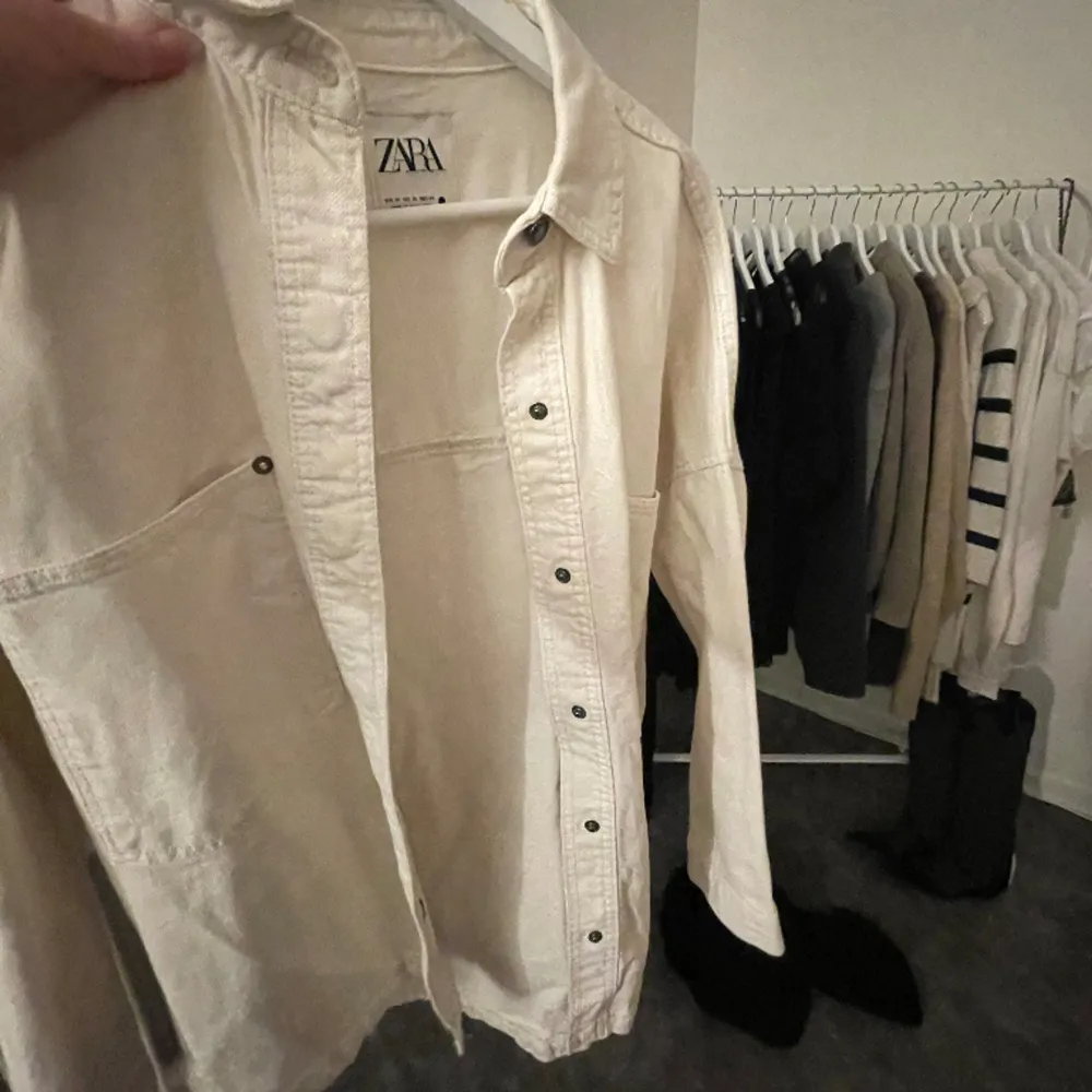 Säljer denna snygga oversize jeansjacka från zara🤍 Kontakta mig vid intresse, frakten tillkommer och är spårbar 💞. Jackor.