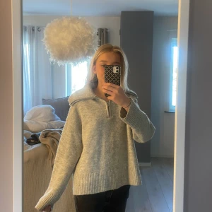 Grå stickad tröja - Jag säljer denna stickade tröjan från Bershka. Har andvänts 1 gång. Storleken är xs men skulle säga att S passar också.