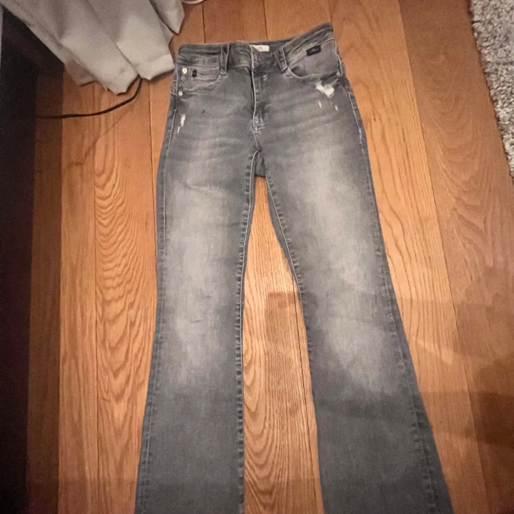 Ljusgrå flate jeans med låg midja. Köpte för 650 kr. Jeans & Byxor.