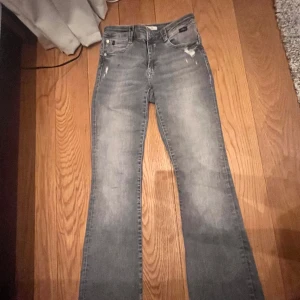 Jeans  - Ljusgrå flate jeans med låg midja. Köpte för 650 kr