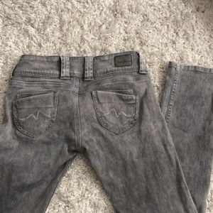 Lågmidjade Jeans - As snygga Lågmidjade pepe jeans, aldrig använt Midjemått: 82/83 Innerbenslängd: 80