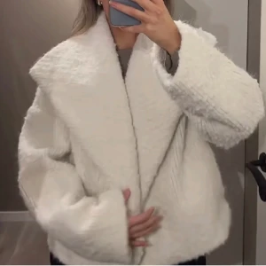 Vit vårjacka  - Jätte fin vit vårjacka, inga defekter endast använd en gång säljer pga av för stor storlek.  Nypris ungefär 700 kr 