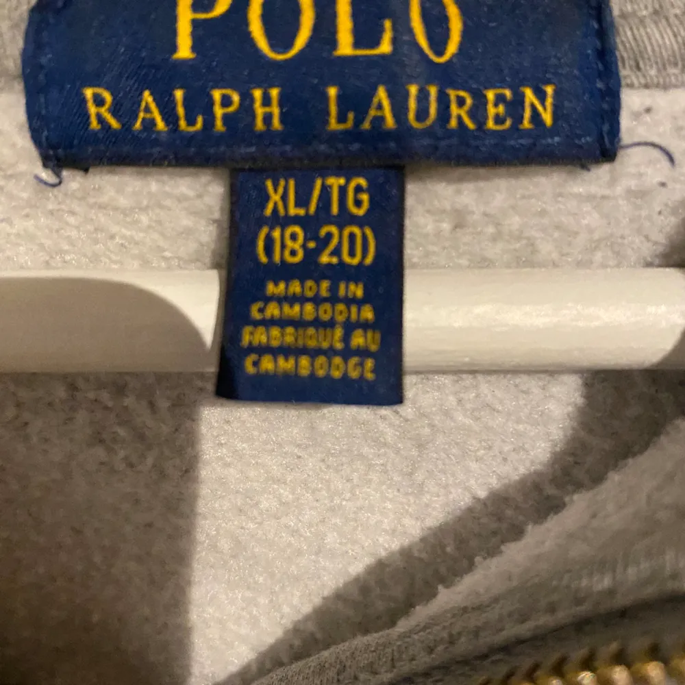 Stilren tröja ifrån Polo Ralph Lauren | Fint skick, finns en skada (hör av er för bild) | Strl Xl kids/S | Pris 349 |. Hoodies.