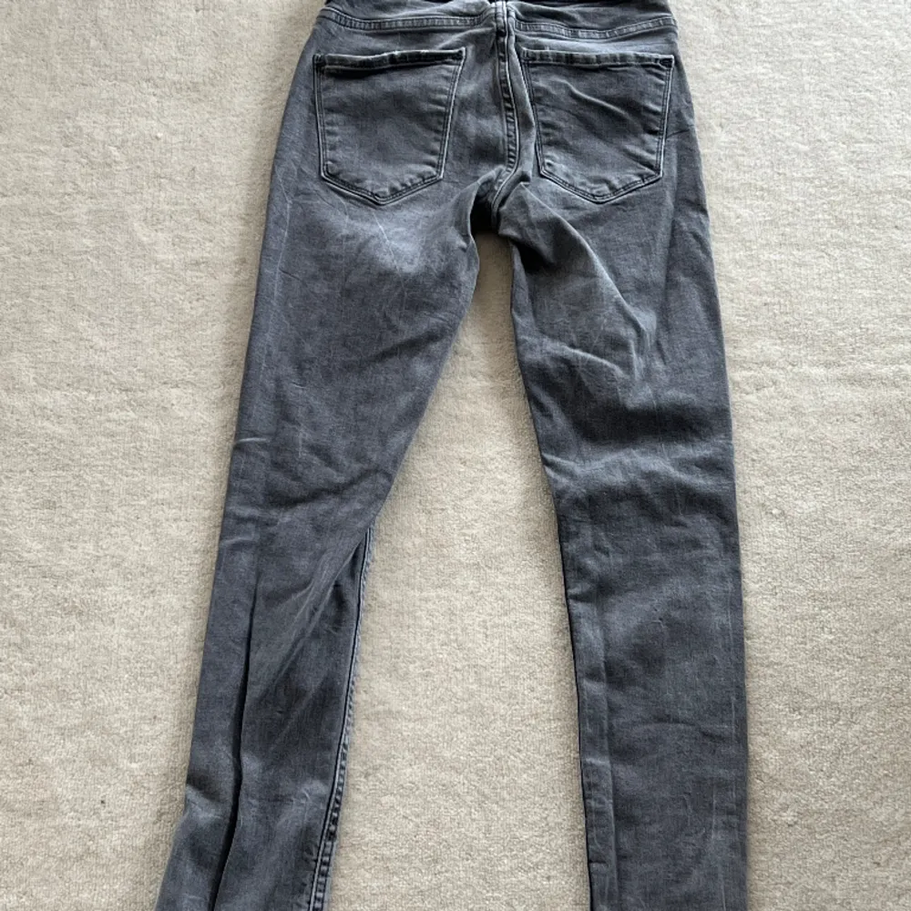 Gråa jeans, aldrig använda / nya  stolek 32  Passar längderna 155cm - 160cm . Jeans & Byxor.