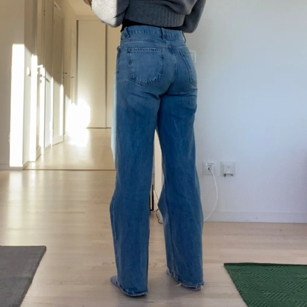 Storlek 34, raka lågmidjade jeans Jag är en 36a egentligen så dessa sitter för tight på mig - därför de sitter konstigt i låren på mig på bilden 🫤. Jeans & Byxor.