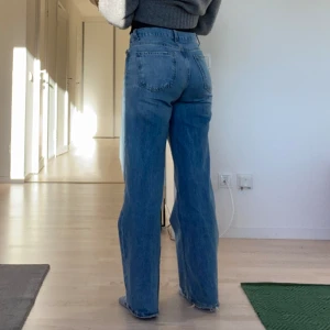 Zara jeans 34 - Storlek 34, raka lågmidjade jeans Jag är en 36a egentligen så dessa sitter för tight på mig - därför de sitter konstigt i låren på mig på bilden 🫤