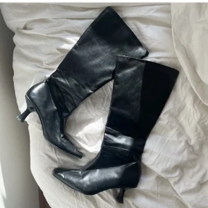 Stövlar  - Säljer dessa sjuuukt fina stövlar köpa här. Fint skick, lagom klack som inte är för hög. Sitter perfekt på, inte för tajt. Säljer pga att jag har ett par exakt likadana nästan! Jag brukar ha 37 i vissa skor och dom passar mig så skulle säga 37-38