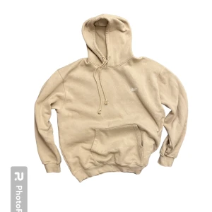 Stussy type hoodie - Pull and bear sitter ganska Baggy och e fett skön😁