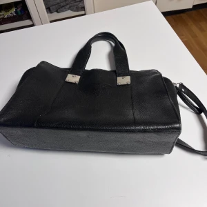 Filippa K väska - Hej säljer en Filippa K väska som min mormor har haft och använt ett fåtal gånger. Den är i bra skick. Ungefär 50*30*15(cm). Det är en damväska. 