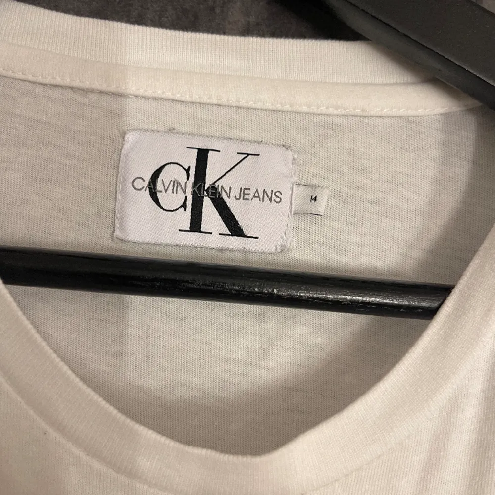 Calvin Klein t-shirt, varsamt använd men märket har blivit lite grått. Skriv för mer bilder 🥰. T-shirts.