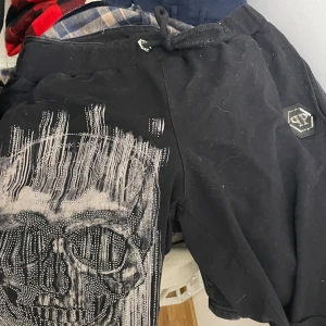 Philip plein shorts 2 stycken och en dsq2 jeans skjorta äkta - Det är 3 shorts väldigt dyra köpte för Philip plein shortsen 1699 st och jeans shortsen 1499