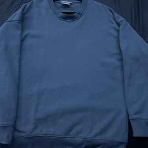 Blå sweatshirt  - Blå sweatshirt från zalando, vet inte exakt vilket märke, men är super bra skick, pris kan diskuteras🙌💸
