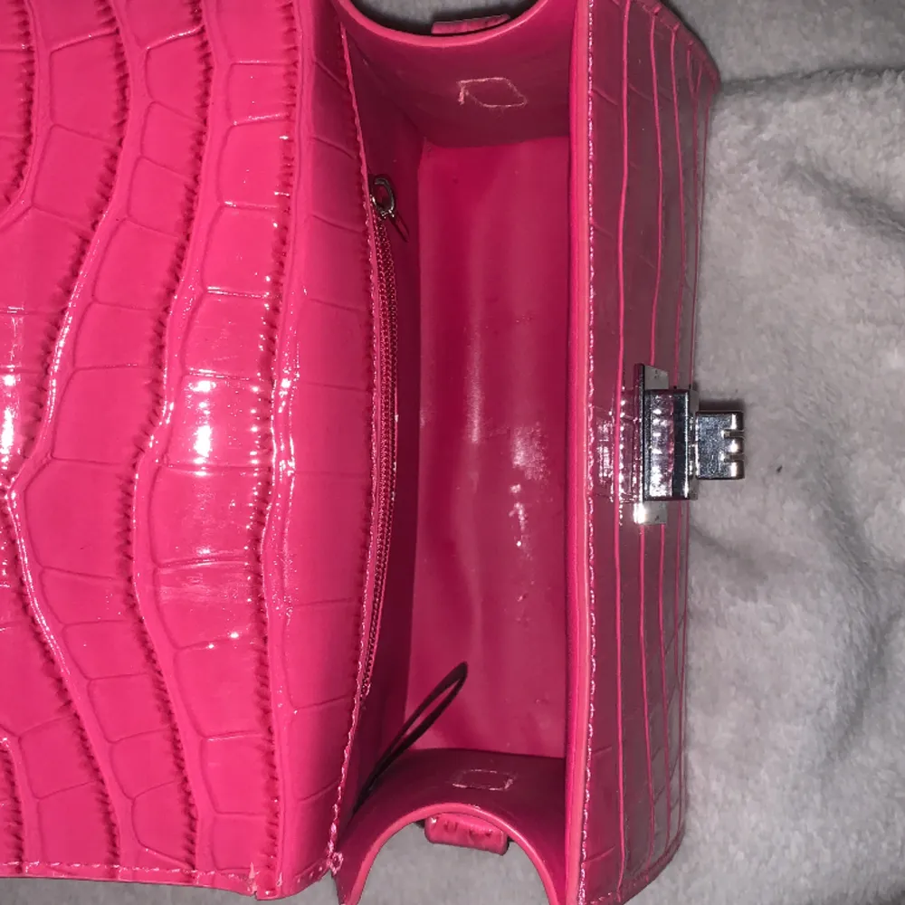 Liten gullig ”skrik” rosa väska. Använd men ser ut som ny. Förut på ”handtaget”. . Väskor.
