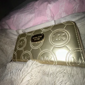 Michael kors plånbok  - Aldrig använd Michael kors plånbok, vet inte om det är äkta eller inte💗