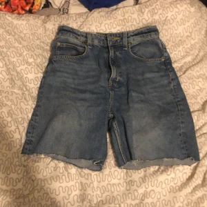 Jeans shorts  - 90s Baggy jeans klippta till shorts lol. Inte jätte rakt men de syns inte. Inga defekter annars. Midwaist tror jag. Säljer för jag behöver ej. 