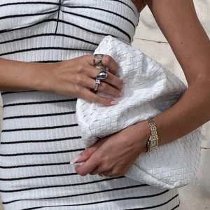 Na-kd flätad väska - Se liten skada/missfärgning på sista bilden, till vänster på handtaget.  Annars vit och fin! Rymlig!