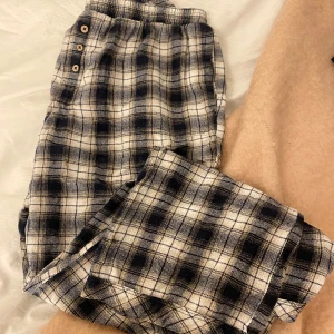 Pyjamasbyxor  - Såå fina pyjamasbyxor som tyvärr inte passar mig. Har en så fin detalj med fejkknappar. tyvärr utan snören i midjan vilket jag gillar men dem är verkligen så sköna, skulle säga att dem passar S-M❤️❤️