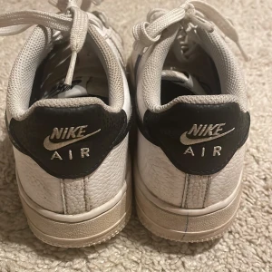 Nike air black/white - Skor inköpta från nike för nypris 1299 kronor. Köpte för ett halvår sedan och är fortfarande i fint skick! Meddela om du vill ha fler bilder :)