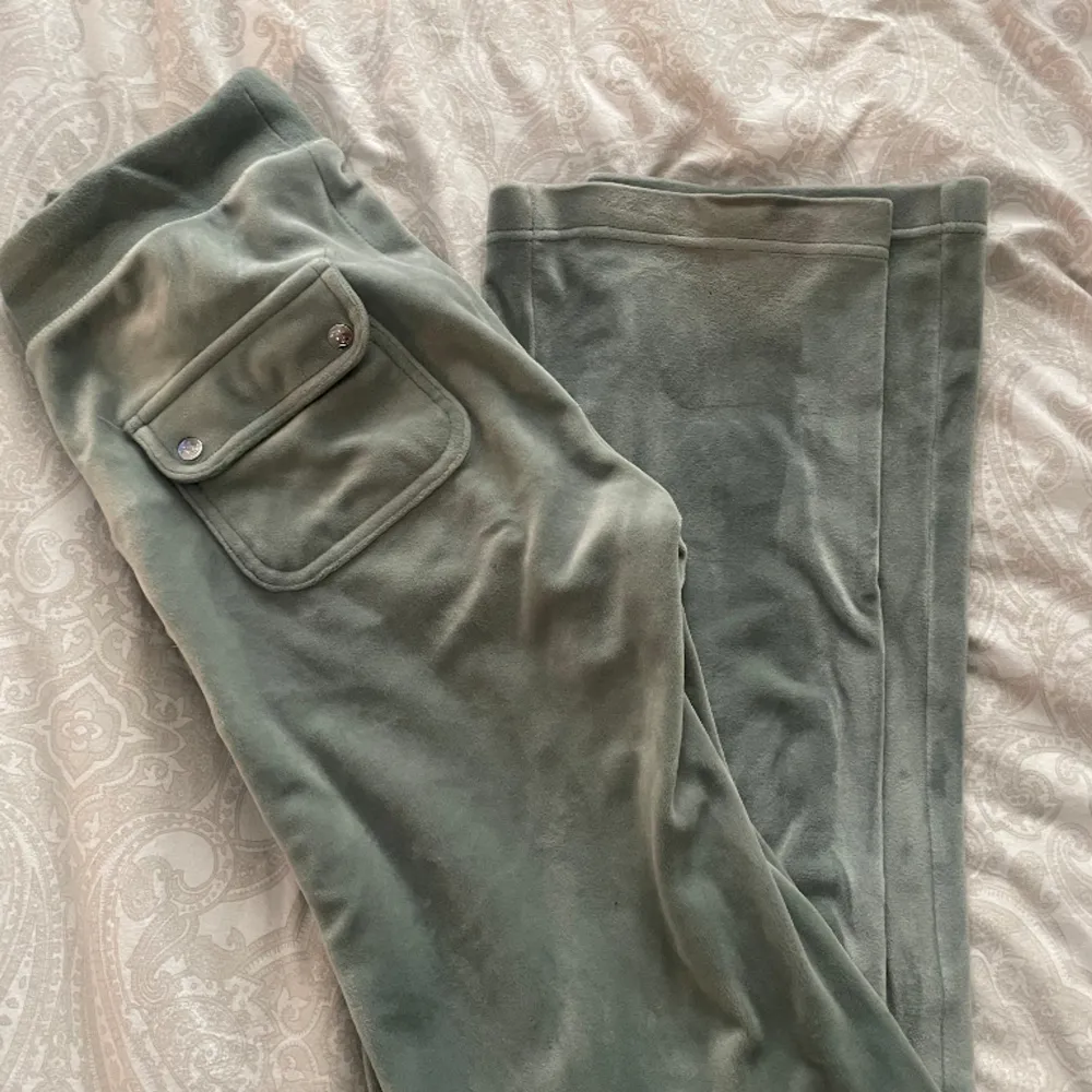 Fina juicy mjukisbyxor!  Använt fåtal gånger  En pytteliten fläck på byxorna !❤️. Jeans & Byxor.