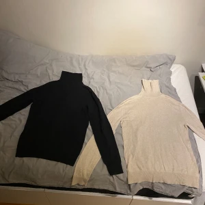 Stickade tröjor - Två sköna stickade tröjor från Jack&Jones med turtleneck säljer de båda för 200kr🥳 och en för 125kr🙂 skick 9/10 använda en gång till skola men insåg att dessa inte var för mig så därför jag säljer☺️☺️